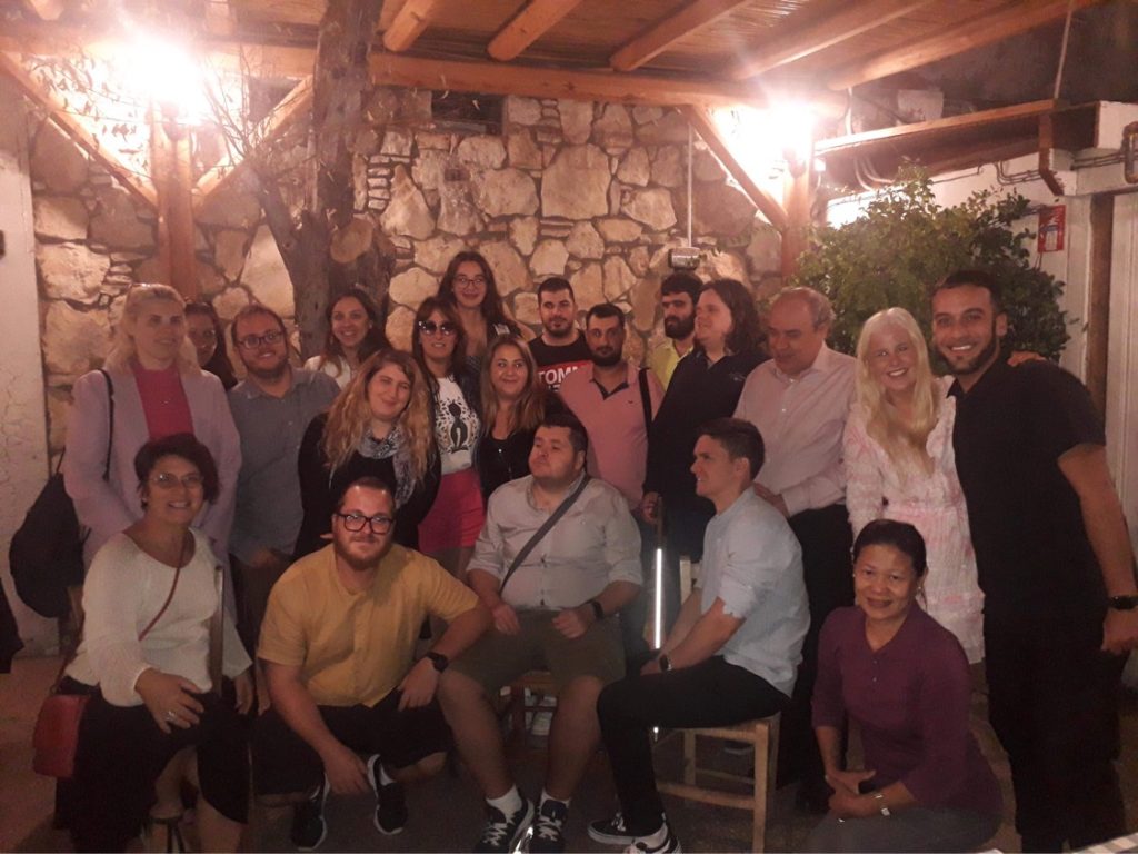 20 deltakere fra ledersamlingen i Kypros smiler fro kamera. Foto